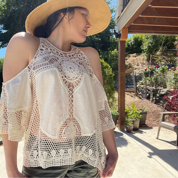 Hollister Tops - Hollister cold shoulder top M EUC
